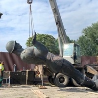 У Львові нарешті демонтували радянський монумент слави