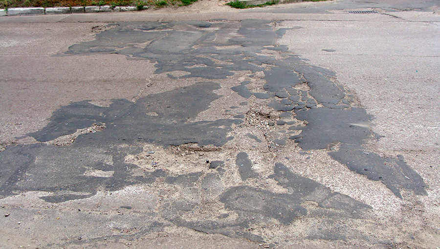 У Прилуках жителі скаржаться, що перевантажені авто ледь не щодня провокують міні-землетруси