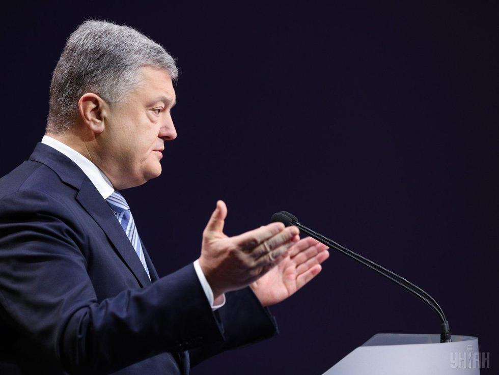 Порошенко оголосив про припинення воєнного стану в Україні