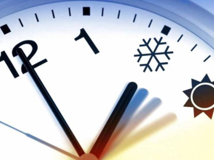 Цього тижня Україна переводить годинники на «зимовий час»