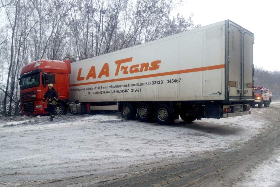 Чернігівські надзвичайники вивільнили 3 вантажівки, що потрапили до складних ділянок доріг