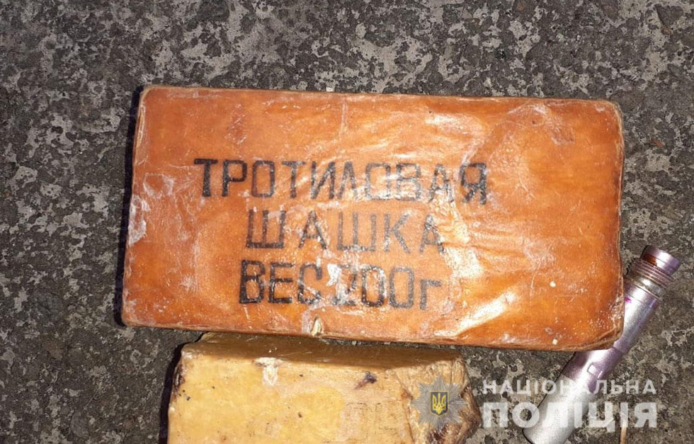 Поліція Чернігівщини вилучила у господарстві ічнянця вибуховий арсенал