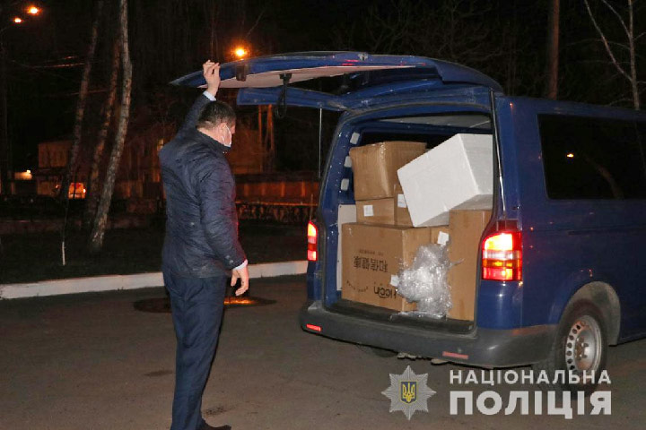 Поліція доставила на Чернігівщину експрес-тести та засоби захисту для медиків і підрозділів МВС