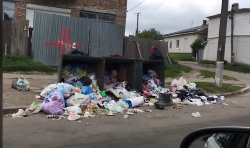 «Люди — свині», або — Кому заважають сміттєві баки