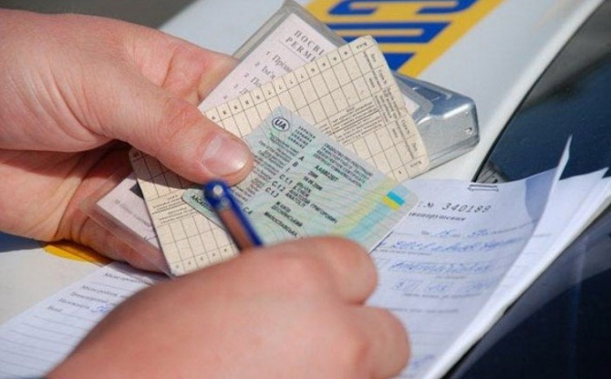 Відтепер в Україні по-новому видаватимуть водійські права і прийматимуть іспити