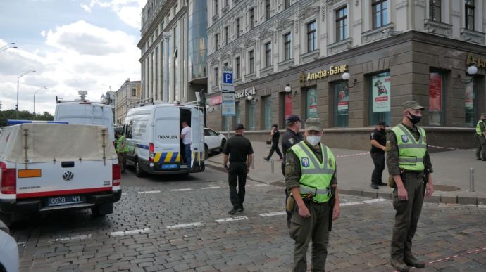 В центрі Києва терорист захопив приміщення банку і погрожує підірвати бізнес-центр