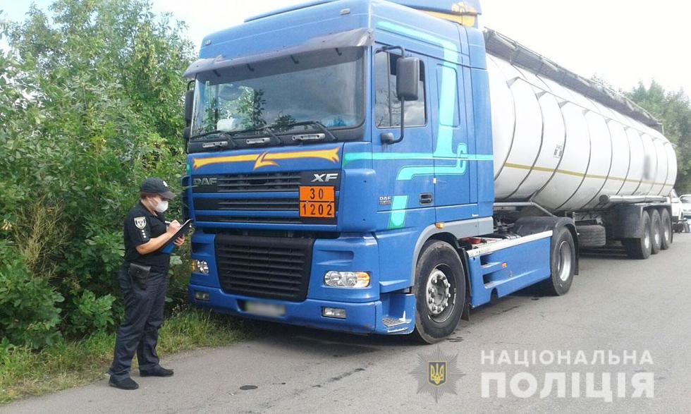 В Прилуцькому районі поліцейські затримали фуру, яка незаконно перевозила нафтопродукти