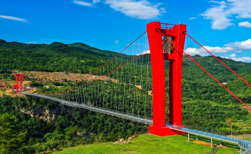 Найдовший у світі підвісний скляний міст відкрили у Китаї