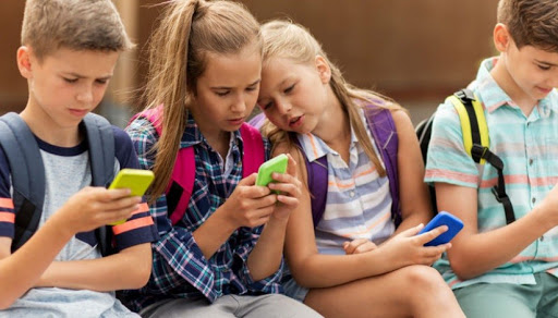 До школи без смартфонів: школярам хочуть заборонити використання гаджетів