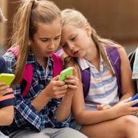 До школи без смартфонів: школярам хочуть заборонити використання гаджетів
