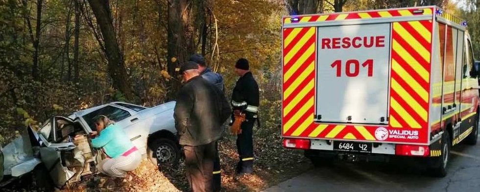 У Прилуцькому районі «ВАЗ» врізався у дерево: водій помер дорогою у лікарню