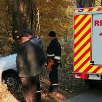 У Прилуцькому районі «ВАЗ» врізався у дерево: водій помер дорогою у лікарню