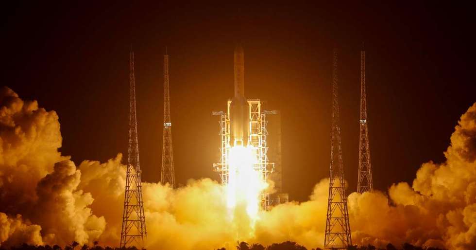 Китай відправив на Місяць ракету по зразки місячної породи