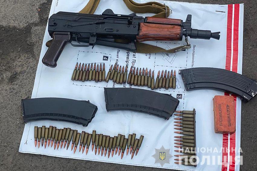 Оперативники Нацполіції затримали групу військових ЗСУ, які продавали зброю з ООС