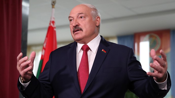 Лукашенко заявив, що з України в Білорусь завозяться "тонни зброї" 