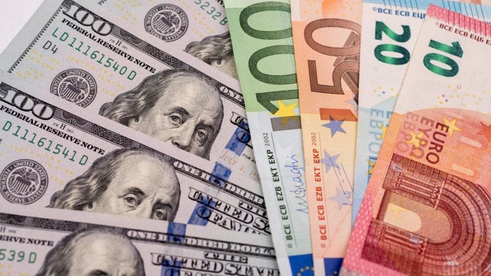 Українці у грудні купили рекордний обсяг валюти — 1,71 мільярд доларів