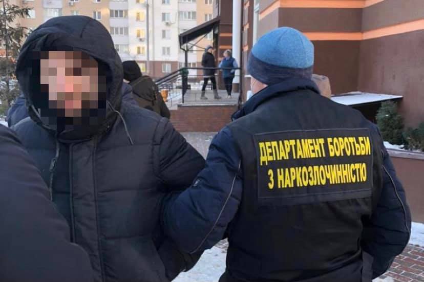 У Києві викрили чоловіка, торгував фейковими довідками про відсутність COVID-19