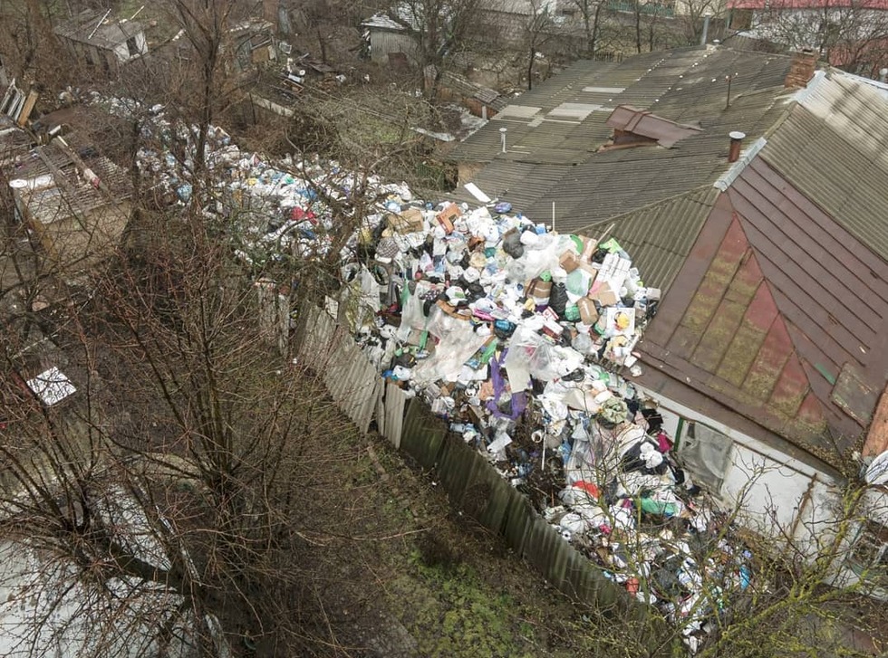 Комунальники ліквідують нелегальне велетенське сміттєзвалище на подвір’ї приватного будинку