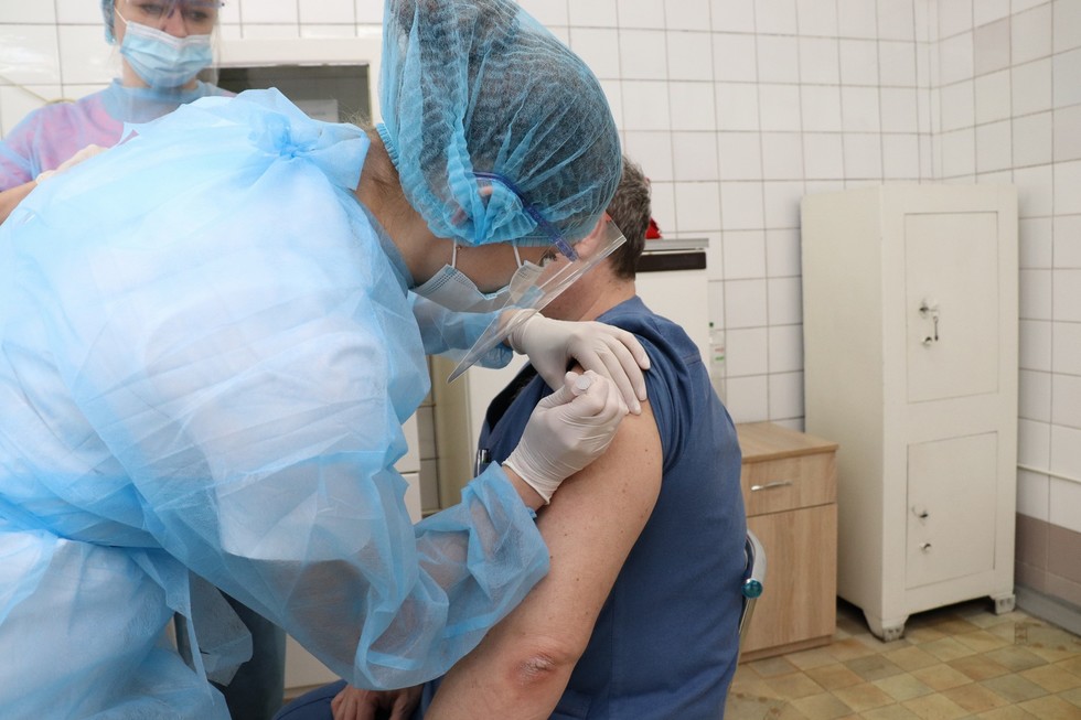 «Після щеплення почуваюся добре», - перший провакцинований медик з Чернігівщини