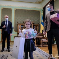 Дівчинка, яку не привітали в садочку на 8 березня, отримала подарунок від Зеленського