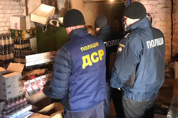 Поліція Чернігівщини притягнула до відповідальності двох підприємців за нелегальне виготовлення та обіг алкоголю