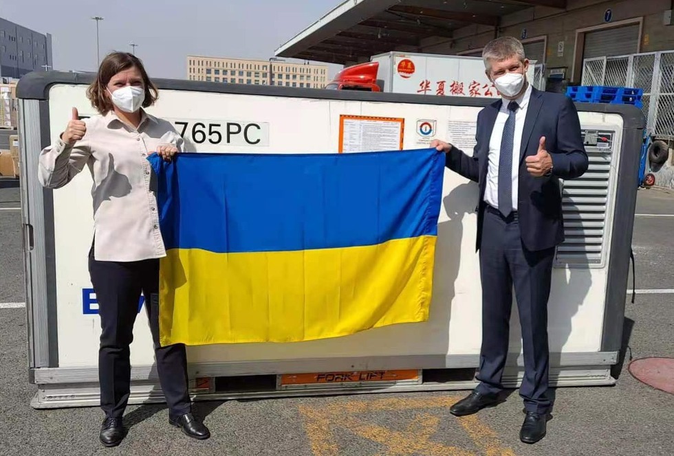 Перша партія вакцини CoronaVac полетіла в Україну