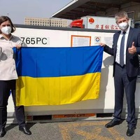 Перша партія вакцини CoronaVac полетіла в Україну