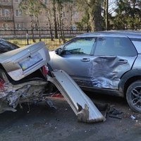 Занесло на парковку: у Чернігові водій BMW протаранив чотири автівки