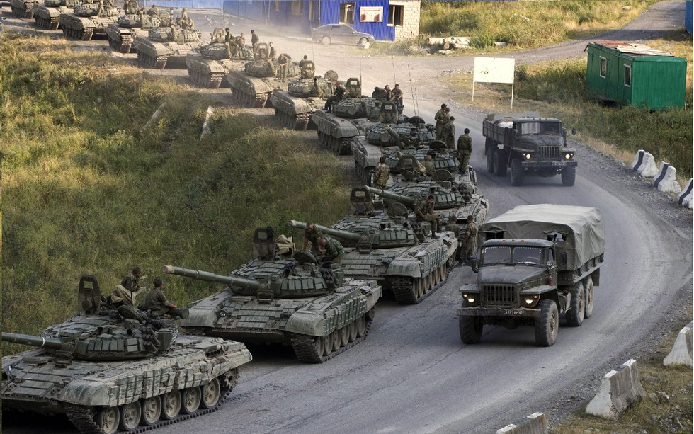 Міноброни РФ заявило, що перекидає війська до кордонів України через НАТО
