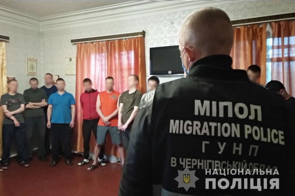 Правоохоронці Чернігівщини викрили злочинне угруповання, яке утримувало в неволі два десятки людей