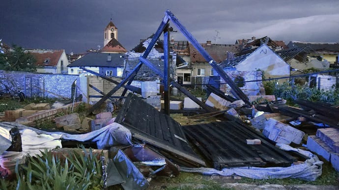 Чехією пронісся торнадо: зруйновані села, сотні постраждалих