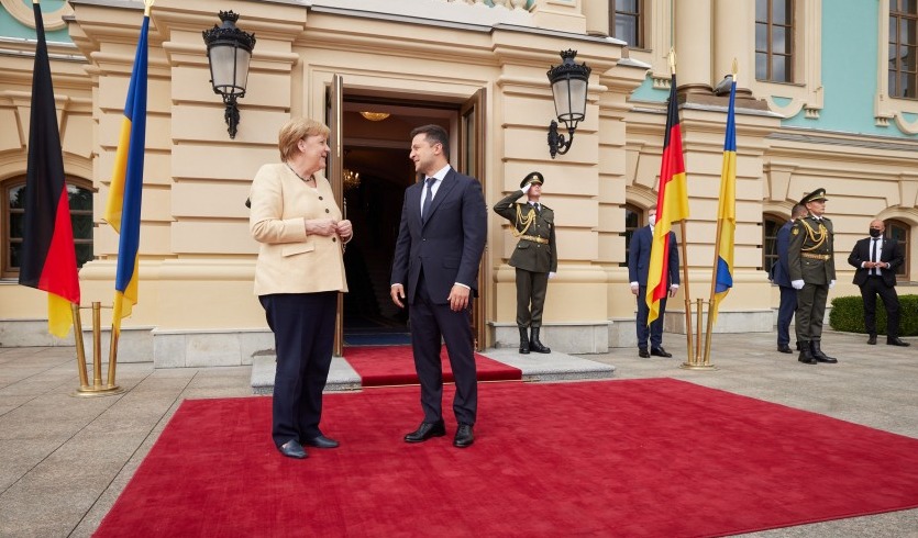 Зеленський на зустрічі з Меркель так і не зрозумів, хто дасть Україні гарантії по газу