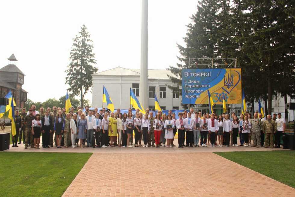Разом з усією Україною Чернігівщина підняла свій найбільший Державний Прапор