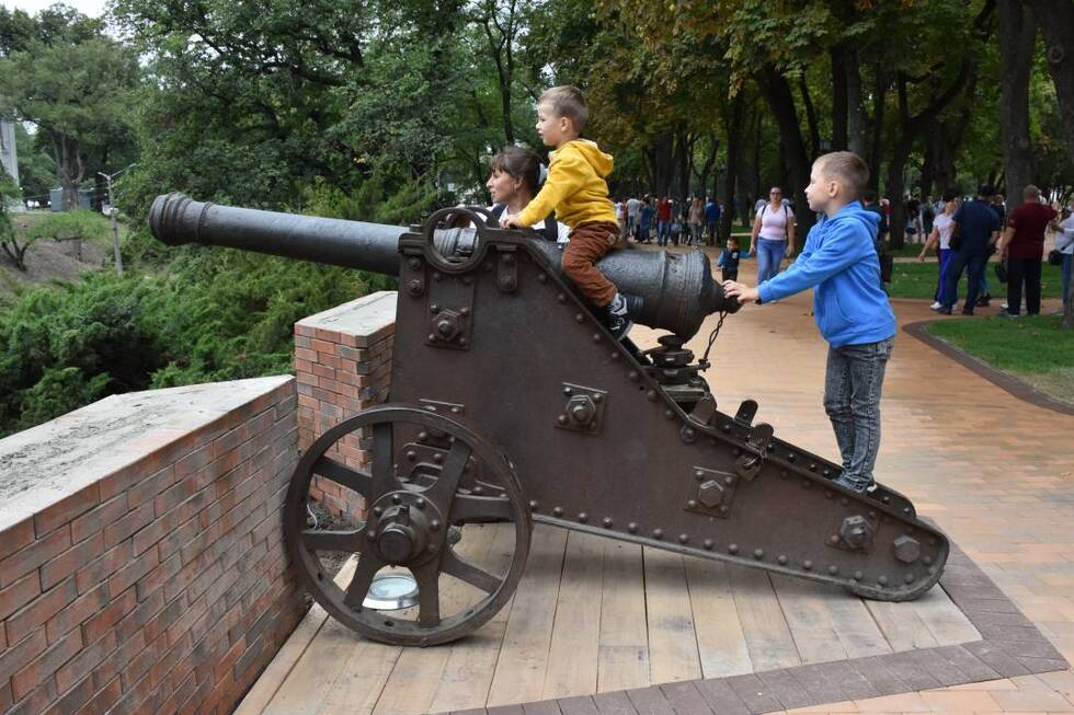 У Чернігові відкрили відреставровану гарматну алею на Валу - фотозвіт