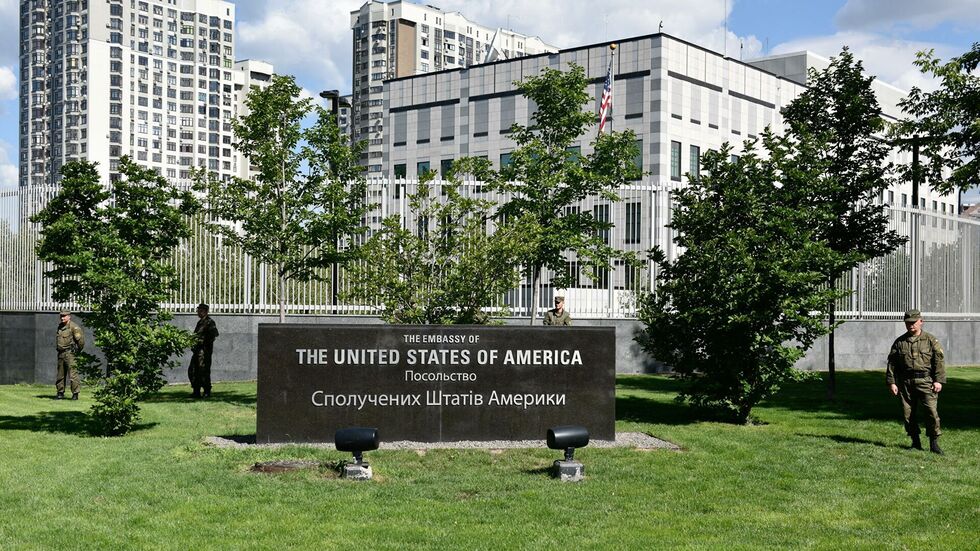 США евакуюють сім’ї співробітників посольства в Україні