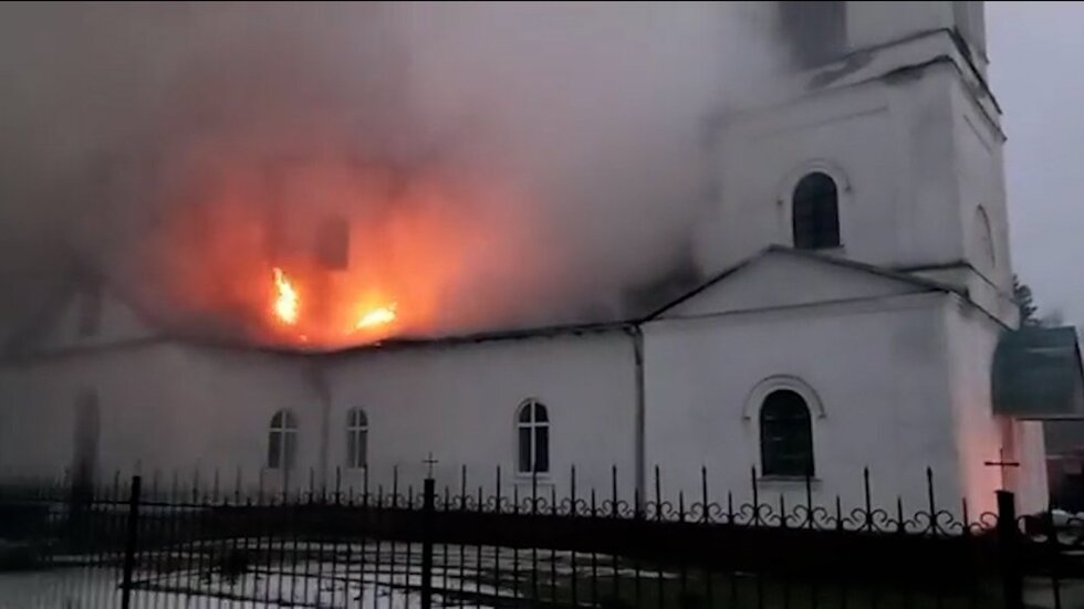 У селі Журавка, що в Прилуцькому районі, горить церква 