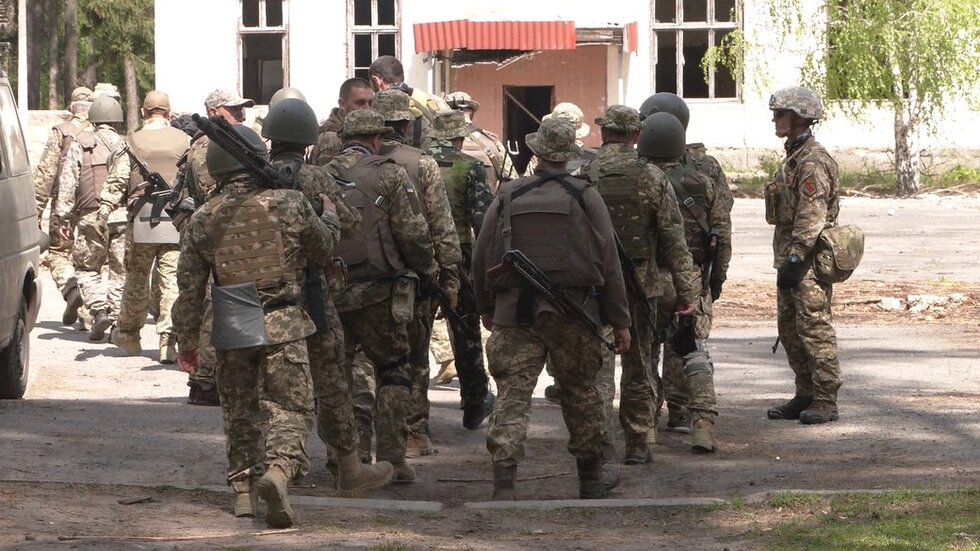 Навчаються штурмувати міста, аби звільняти окупований Крим: на Чернігівщині тренуються ветерани-морпіхи