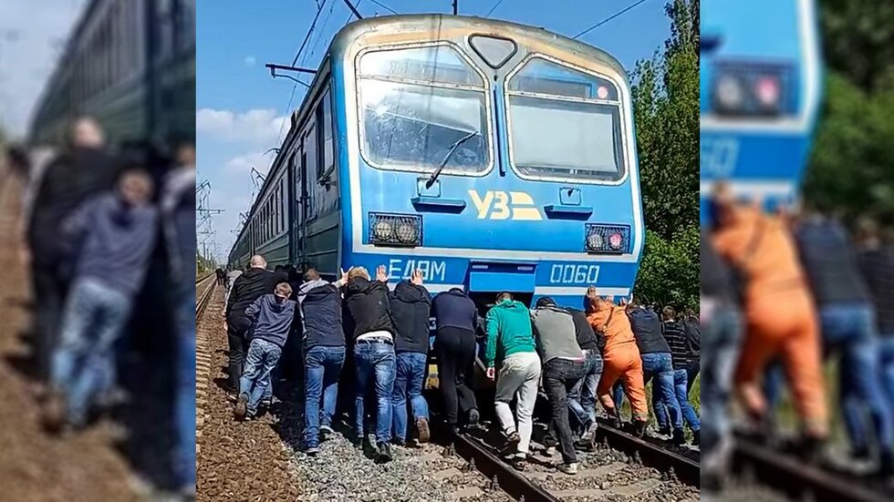 Не стали чекати дві години: електричку Київ-Ніжин пасажири підштовхнули власноруч