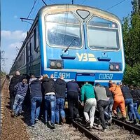 Не стали чекати дві години: електричку Київ-Ніжин пасажири підштовхнули власноруч