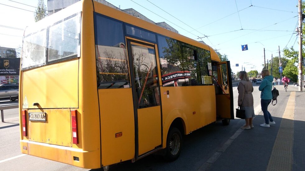 З вигуками "ура!" і пропозиціями повісити кульки: у Чернігові запустили громадський транспорт