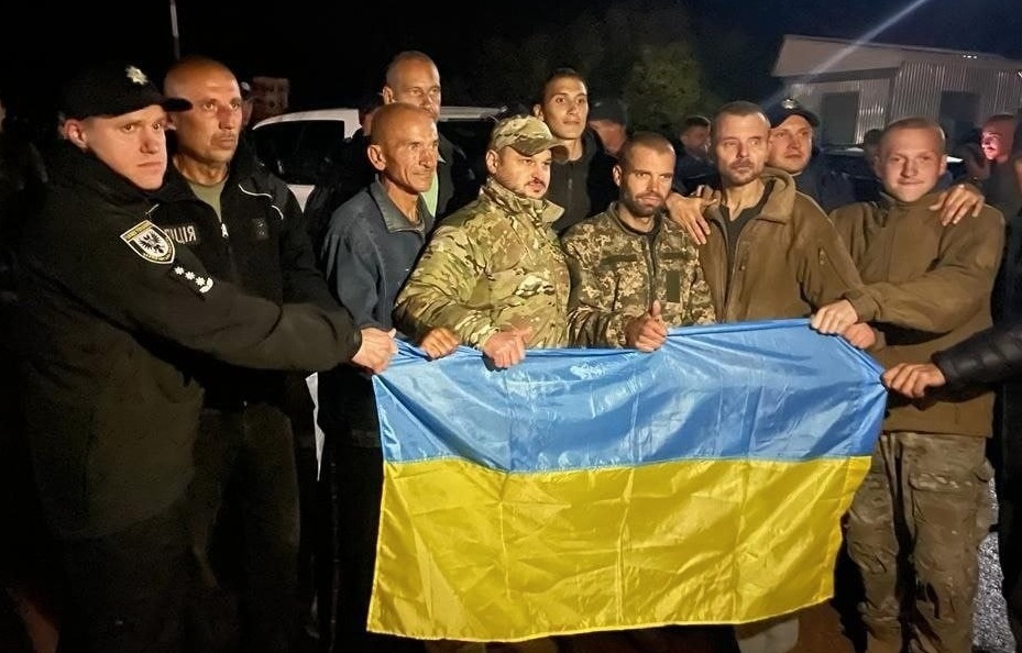 Україна повернула з полону частину захисників Азовсталі та голову патрульної поліції Маріуполя