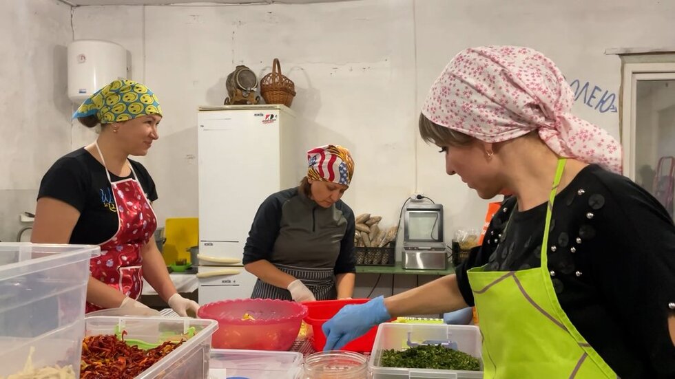 Сухі супи та борщі: волонтери у Варві готують для військових на передовій