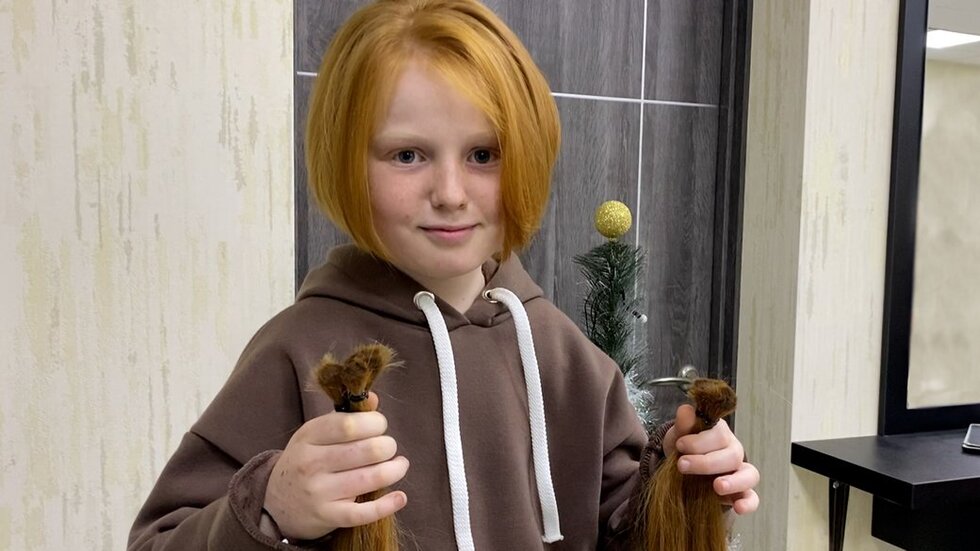 9-річна прилучанка відрізала пів метра рудого волосся, щоб купити тактичну каску для військових