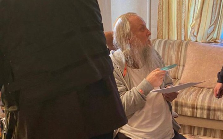 Зеленський позбавив українського громадянства 13 священників УПЦ МП