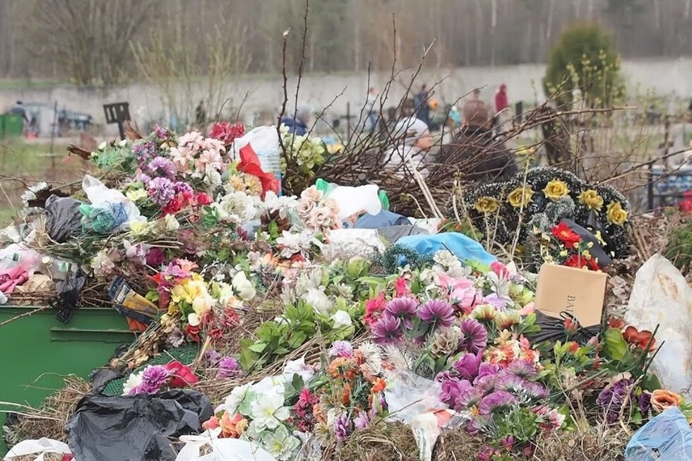 На Київщині заборонили використовувати штучні квіти на кладовищах