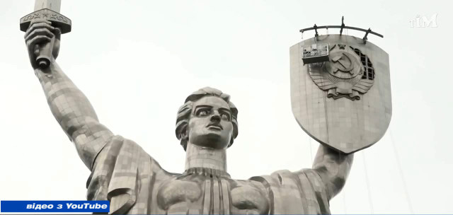 «Бітьківщина-мати» без серпа та молота: у Києві почато демонтаж герба СРСР із монумента