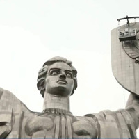 «Бітьківщина-мати» без серпа та молота: у Києві почато демонтаж герба СРСР із монумента