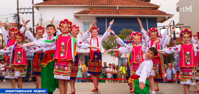 Танцюристи Ніжинського зразкового дитячого ансамблю «Вікторія» гідно представили Україну