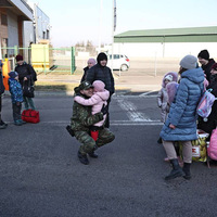 Біженці за кордоном: українки не хочуть повертатись додому, і війна – не єдина причина