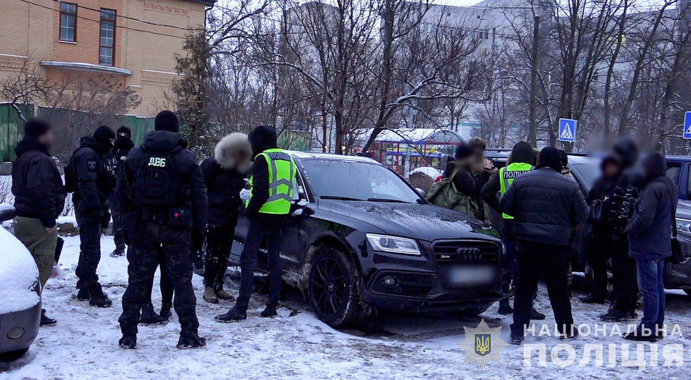 Постачали наркотики та повій у комендантську годину: у Києві викрили злочинне угруповання